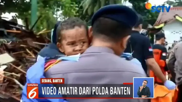 Petugas kepolisian dari Polda Banten sejak pagi terus mengevakuasi korban bencana tsunami yang melanda Serang.