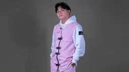 Menggunakan hoodie berwarna putih yang digabungkan dengan outer rompi pink senada dengan celananya ini pun membuatnya terlihat menawan. Bahkan, tak sedikit pula netizen yang memuji penampilan putra sulung dari komedian Sule ini. (Liputan6.com/IG/@rizkyfbian)