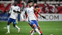 Sandy Walsh menjalani debut bersama Yokohama F. Marinos saat bertandang ke markas Shanghai Port dalam lanjutan AFC Champions League 2024/2025, Rabu (19/2/2025). (AFP)