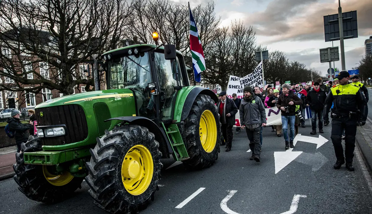 Petani dari Groningen berunjuk rasa dengan membawa traktor memprotes fracking di Den Haag, Belanda (1/1). Pemerintah Belanda sedang melakukan persidangan melawan fracking di Groningen pada bulan Februari. (AFP Photo/ANP/Siese Veenstra/Netherlands Out)