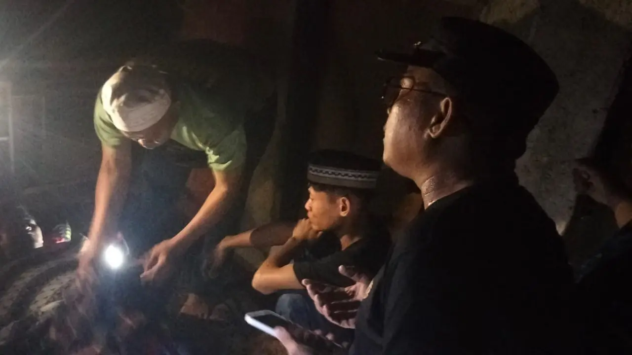 Proses evakuasi warga yang tewas tersengat listrik di Kecamatan Panjang, Bandar Lampung. Foto : (Istimewa).