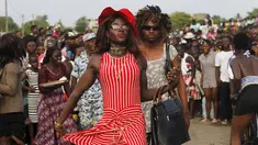 Sejumlah pria berpakaian wanita saat mengambil bagian dari parade Popo (topeng) dalam karnaval Bonoua , di timur Abidjan, Pantai Gading, (9/4). (REUTERS / Luc Gnago)