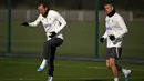 <p>Penyerang Tottenham Hotspur Harry Kane dan bek Eric Dier (kanan) ambil bagian dalam sesi latihan tim di Tottenham Hotspur Football Club Training Ground di London, Senin (13/2/2023). Tottenham Hotspur akan bertamu ke kandang AC Milan pada leg pertama babak 16 besar Liga Champions 2022/2023, Rabu, 15 Februari 2023 dinihari WIB. (Ben Stansall / AFP)</p>