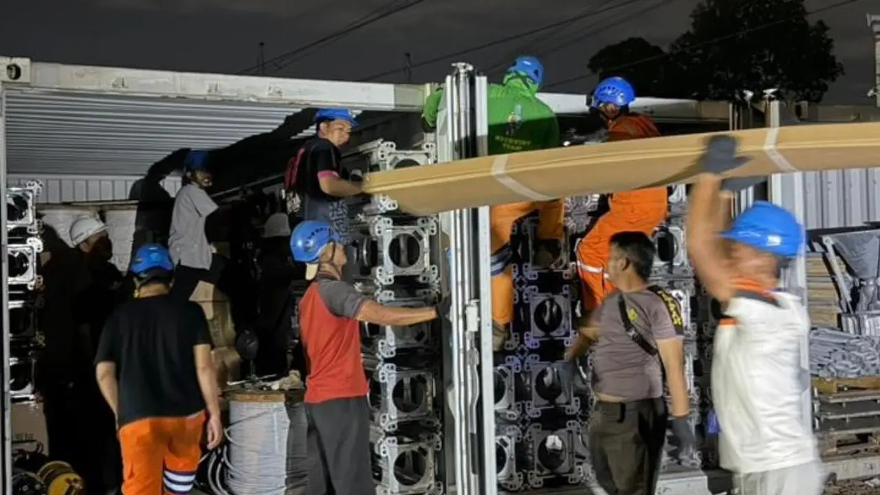 PT PLN (Persero) mencatat ada lima tower Saluran Udara Tegangan Tinggi (SUTT) 150 kV di Aceh yang terdampak banjir bandang
