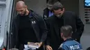 Andrew Tate (kiri) dan saudaranya Tristan (kanan) dibawa oleh polisi ke Pengadilan Banding di Bukares, Rumania, Selasa (10/1/2023). Tate, warga Inggris-AS berusia 36 tahun, ditahan otoritas Rumania atas dugaan perdagangan manusia, pemerkosaan, dan membentuk kelompok kejahatan. (AP Photo/Vadim Ghirda)