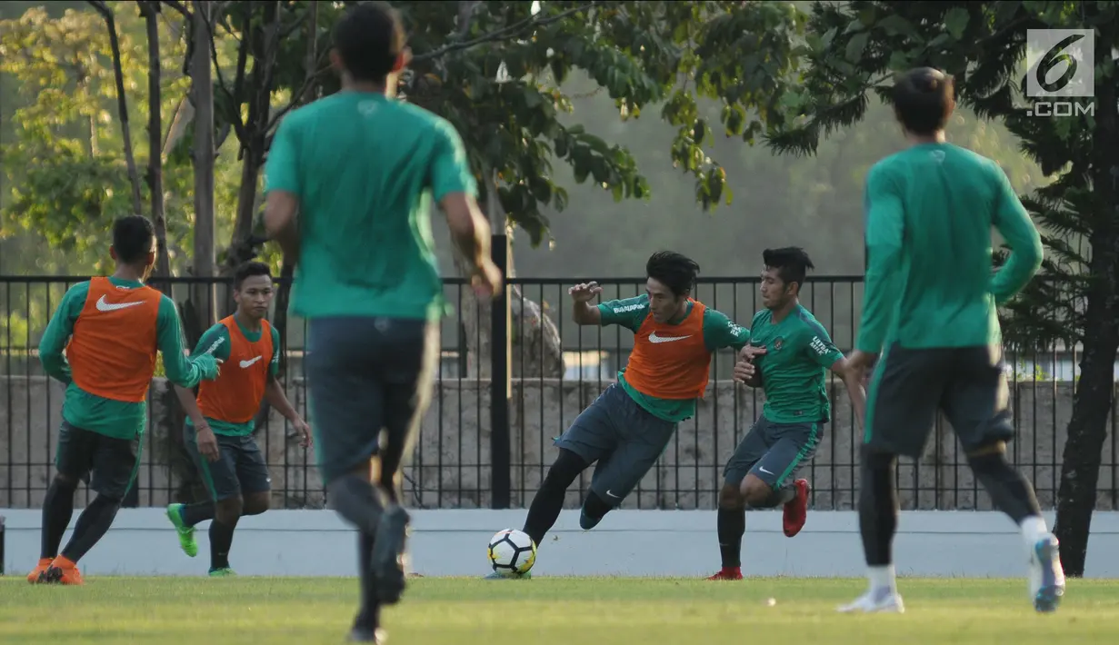 Pemain Timnas Indonesia U-23, Hanif Sjahbandi (ketiga kiri) berebut bola saat latihan di Lapangan A Kompleks GBK, Jakarta, Kamis (21/6). Timnas Indonesia U-23 akan melakoni uji coba melawan Korsel U-23, Sabtu (23/6). (Liputan6.com/Helmi Fithriansyah)