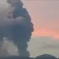 Gunung Dukono kembali erupsi, Senin (20/11/2023), pukul 05.59 WIT, dengan melontarkan abu vulkanik setinggi 2.300 meter dari atas puncak gunung. (Liputan6.com/ Dok PVMBG)