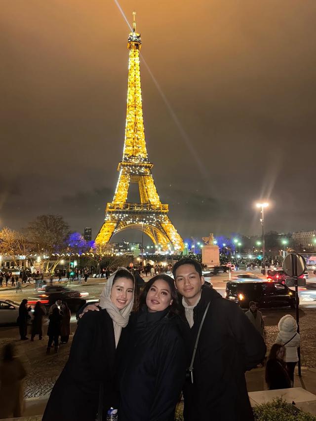 Sarah Menzel Tampil Berkerudung Saat Liburan di Paris, Warganet Doakan Agar Segera Mualaf