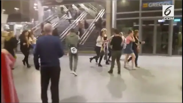 Polisi memastikan 19 tewas dan sekitar 50 lainnya terluka akibat ledakan yang terjadi saat berlangsungnya konser penyanyi Ariana Grande di Manchester Arena, Inggris. Penyebab ledakan belum diketahui, namun unit kontra-terorisme North West menanggapi ...
