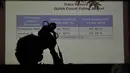 Seorang fotografer mengabadikan layar hasil survei bertajuk 'Legacy SBY di Bidang Politik dan Demokrasi', Jakarta, (21/10/14). (Liputan6.com/Johan Tallo)
