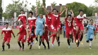 Pemain STIMED Nusa Palapa melakukan selebrasi usai menjuarai Torabika Campus Cup 2017 di Stadion UNM, Makassar, Kamis, (19/10/2017). STIMED Nusa Palapa menang adu penalti atas STKIP Mega Resky. (Bola.com/M Iqbal Ichsan)