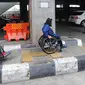 Penyandang disabilitas menuju area parkir khusus di Stasiun MRT Lebak Bulus, Jakarta, Kamis (20/02/202020). Mulai hari ini para penyandang disabilitas pengguna MRT dapat memarkirkan kendaraan mereka secara gratis di lokasi yang disediakan oleh pihak MRT. (merdeka.com/Arie Basuki)