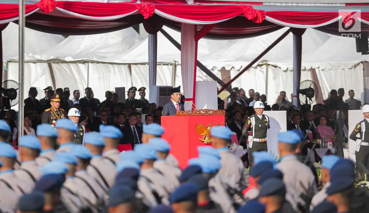 Presiden Joko Widodo (Jokowi) menjadi inspektur upacara pada peringatan HUT Ke-73 Bhayangkara di kawasan Monas, Jakarta, Rabu (10/7/2019).  Hut Ke-73 Bhayangkara ini bertemakan ‘Dengan semangat Promoter, Pengabdian Polri untuk Masyarakat, Bangsa dan Negara. (Liputan6.com/Faizal Fanani)