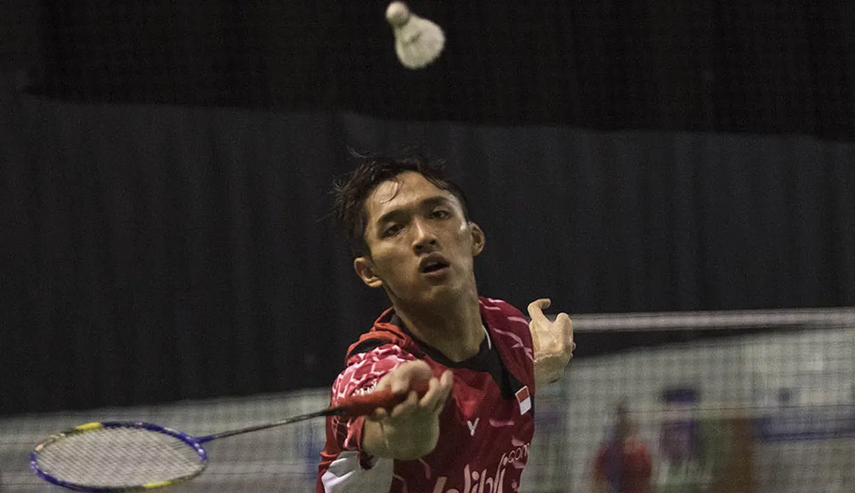 Pebulutangkis tunggal putra Indonesia, Jonatan Christie, berusaha mengembalikan bola saat latihan bersama Pelatnas Bulutangkis di Cipayung, Jakarta Timur, Kamis (7/1/2016). (Bola.com/Vitalis Yogi Trisna)