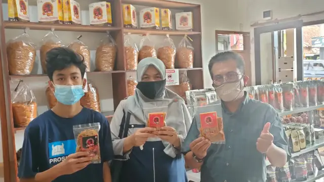 Para pelanggan setia Abon buhun ma Nio, tengah menunjukan produk abon sapi yang telah koleksi di gerai ma Nio, Muara Sanding, Garut, Jawa Barat.