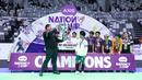 Menteri Pemuda dan Olahraga Republik Indonesia (Menpora RI) Dito Ariotedjo memberikan trofi kepada kapten SMKN Medika Samarinda setelah menjuarai AXIS Nation Cup 2024 di Indonesia Arena, Jakarta, Sabtu (16/11/2024). (Bola.com/Muhammad Iqbal Ichsan)