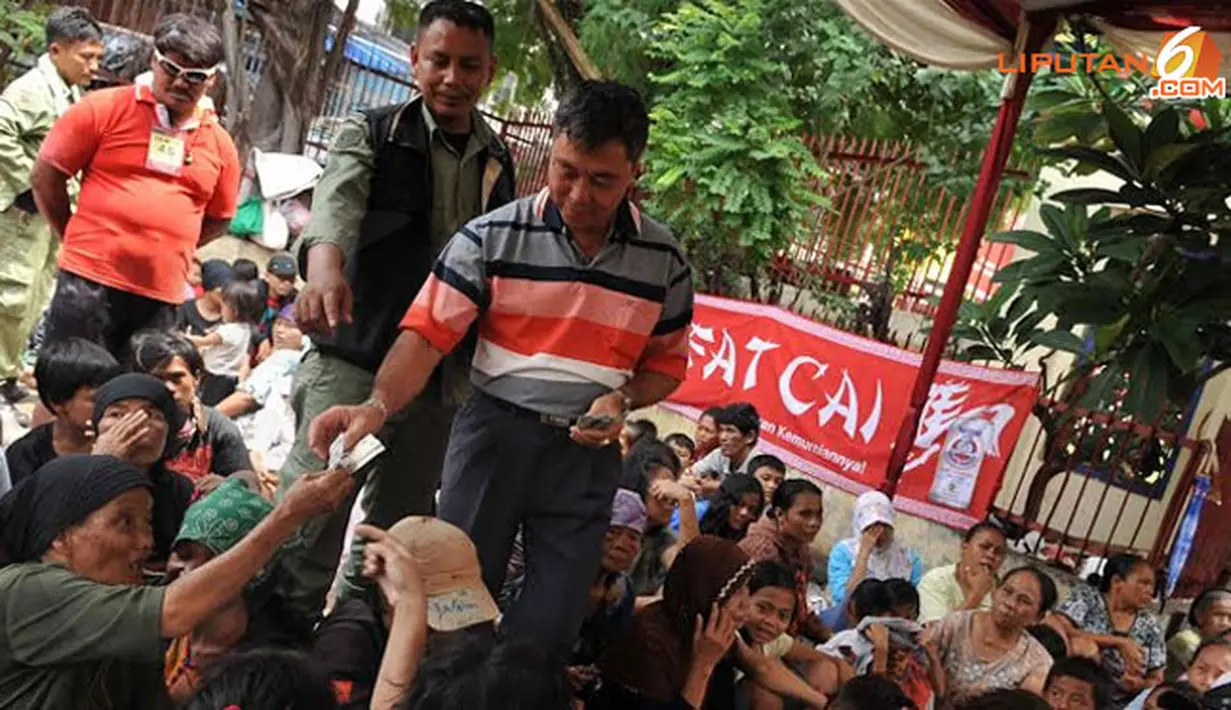 6. Tak bayar hutang. warga Tionghoa biasanya membayar hutang sebelum imlek. Jika mereka tak bayar hutang, maka akan selalu terbeban hutang di tahun itu.(Liputan6.com/Andrian M Tunay)