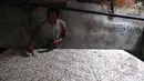 Pengrajin batik tulis sedang melakukan tahap pewarnaan motif batik di Kampung batik, Jetis, Sidoarjo, Senin (31/03/2015). Produksi Batik Kota Sidoarjo ini sejak tahun 1960-an hingga saat ini masih tetap bertahan. (Liputan6.com/Andrian M Tunay)