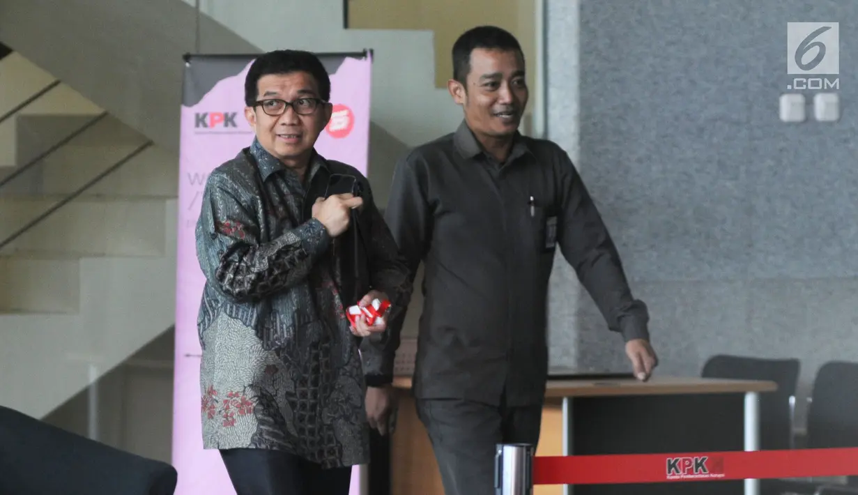 Mantan Deputi Gubernur Bank Indonesia Muliaman D Hadad (kiri) usai menjalani pemeriksaan oleh penyidik di Gedung KPK, Jakarta, Senin (27/5/2019). Muliaman diperiksa untuk dimintai keterangan terkait pengembangan kasus Bank Century. (merdeka.com/Dwi Narwoko)