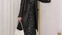 Shin Hye Sun kerap tampil totalitas di setiap drama yang diperankan dan mampu membuat penonton terkesima dengan aktingnya. Ia nampak mengenakan coat dan dress hitam dengan membawa shoulder bag putihnya. (@shinhs831)