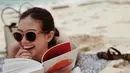Melalui hashtag #diaryukikato, Yuki bercerita tentang momen yang berkesan di hidupnya. Termasuk saat ia bersantai di pantai. Momen membaca buku di pantai sangat berkesan bagi Yuki Kato. Yuki terlihat sumringah ketika membaca buku di pantai. (Liputan6.com/IG/@yukikt)