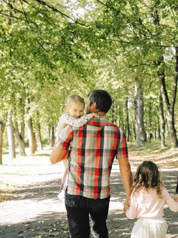 Rahasia aman wisata alam pertama bareng anak. [Dok/Pexels.com/Nataliya Vaitkevich].