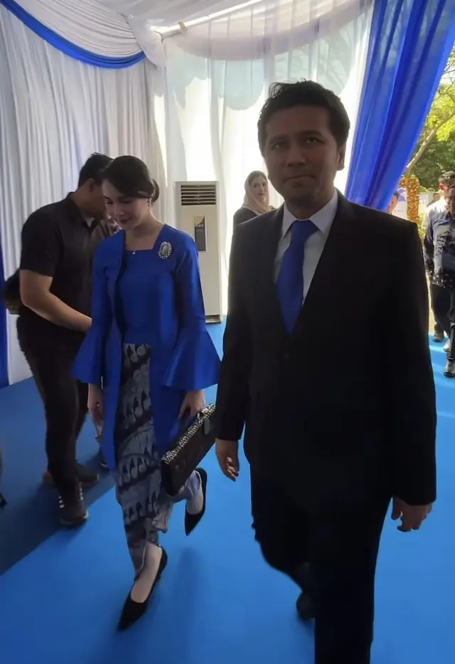 Istri pejabat nggak gengsi pakai tas seharga Rp 300 ribu, 6 gaya simpel Arumi Bachsin ini panen pujian