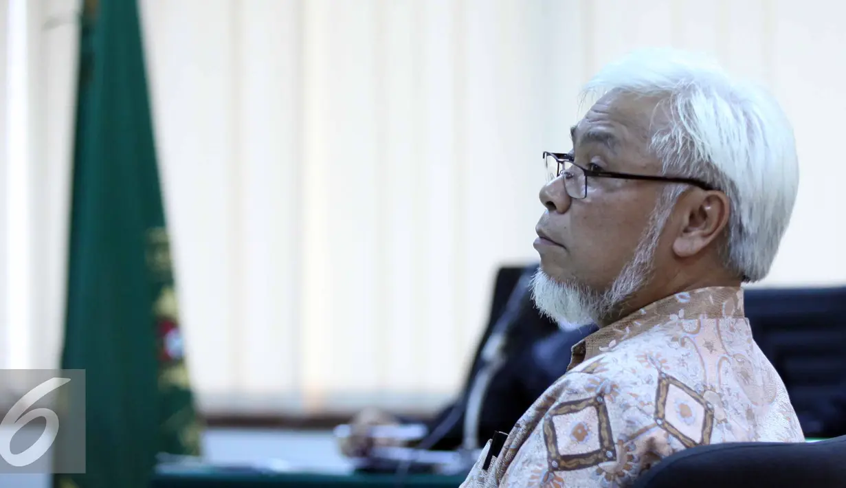 Suroso Atmo Martoyo mendengarkan saat sidang dengan agenda eksepsi di Pengadilan Tipikor, Jakarta, (29/6/2015). Suroso didakwa terkait dugaan suap proyek pengadaan zat tambahan bahan bakar tetraethyl lead (TEL). (Liputan6.com/Helmi Afandi)