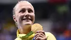 Perenang Swedia Sarah Sjostrom berpose di podium dengan medali emas renang nomor 100 meter gaya kupu-kupu yang diraihnya pada Olimpiade 2016 di Rio de Janeiro, Minggu (7/8). Sjostrom memecahkan rekor dunianya atas namanya sendiri (AFP PHOTO/Martin BUREAU)