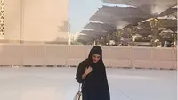 Lakukan Umrah untuk Mendiang Suami, Ririn Ekawati Menangis