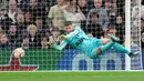 Tottenham Hotspur mencoba langsung tampil agresif sejak awal. Namun justru Fulham yang mendapat peluang matang lewat sundulan Joao Palhinha. Beruntung bagi tuan rumah, Guglielmo Vicario tampil sigap di bawah mistar. (AP Photo/Kin Cheung)