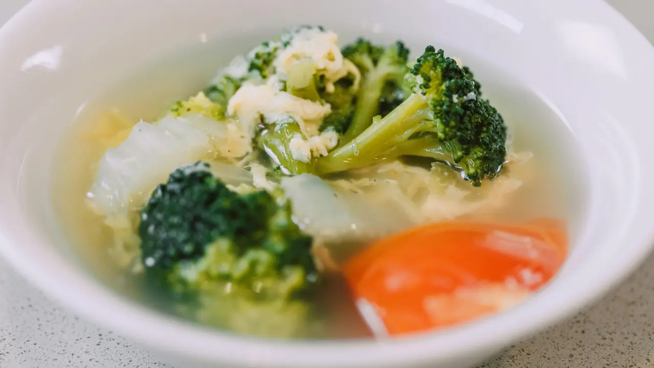 Ingin Mencoba Comfort Food yang Lebih Sehat? Ini Resep Sup Sayur Rendah Natrium yang Ringan
