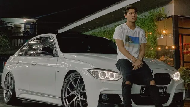 Gaya Keren Rizky Billar Berfoto di Depan Mobil, Tengah Jadi Sorotan
