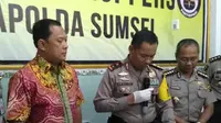 Kapolda Sumsel Irjen Pol Zulkarnain Adi Negara mengadakan Pers Rilis penangkapan Hengki Sulaiman, pembunuh sopir taksi online Palembang (Liputan6.com / Nefri Inge)