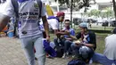 Suasana saling menghargai Aremania dan Bobotoh saat mendukung timnya berlaga pada final Torabika Bhayangkara Cup 2016 di Stadion Utama Gelora Bung Karno, Jakarta, Minggu (3/4/2016). (Bola.com/Nicklas Hanoatubun)