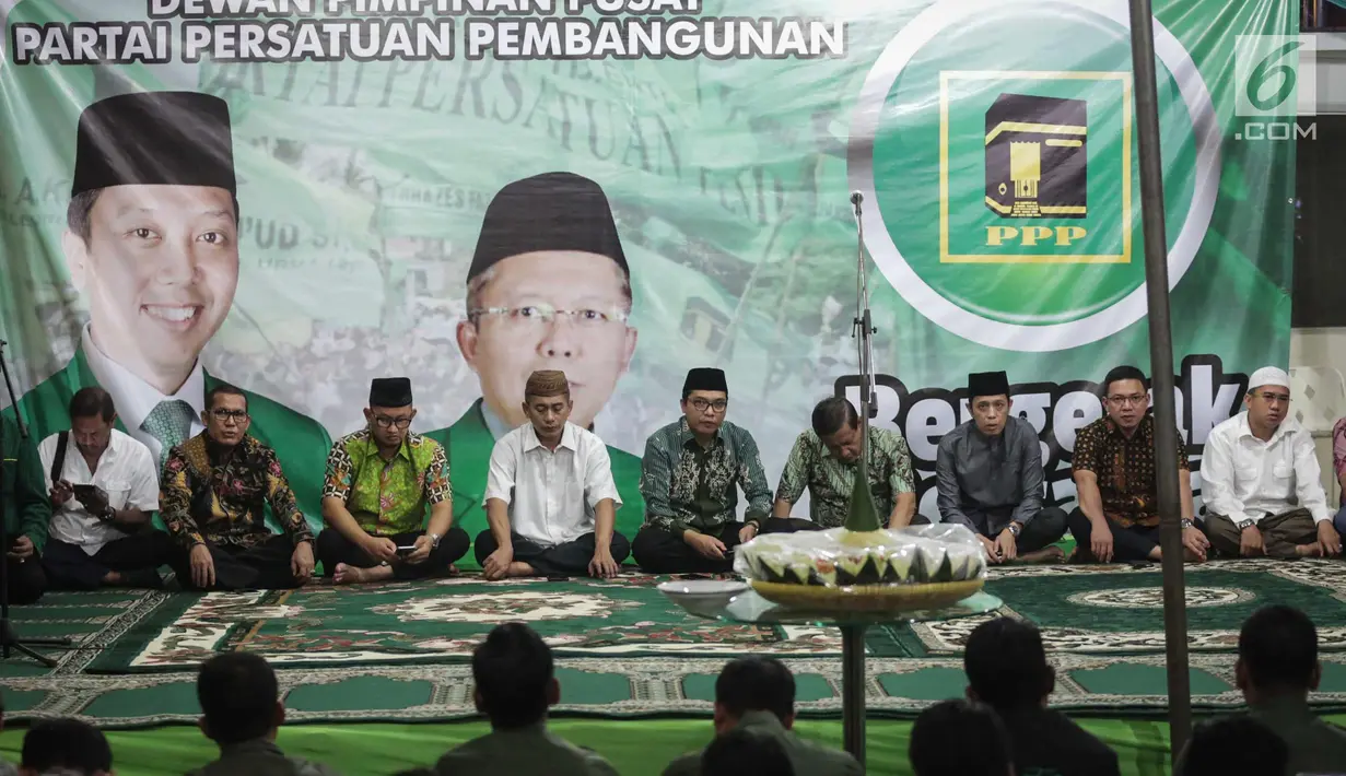 Suasana dalam acara Tasyakuran  di Gedung DPP PPP, Diponegoro, Jakarta, Jumat (15/11). Tasyakuran tersebut bentuk syukur karena PPP kubu Romahurmuziy telah Menempati kantor DPP PPP Diponegoro. (Liputan6.com/Faizal Fanani)