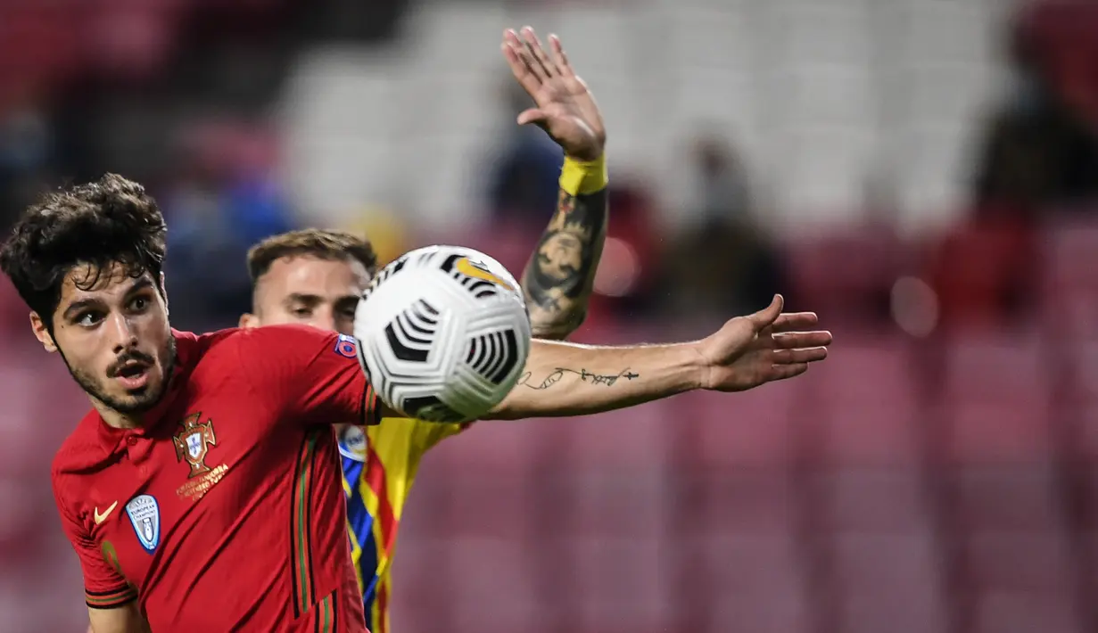 Penyerang timnas Portugal, Pedro Neto (kiri) bersaing dengan bek timnas Andorra, Jordi Rubio dalam pertandingan uji coba internasional di Estadio da Luz, Kamis (12/11/2020) dini hari WIB. Portugal menang 7-0 atas tamunya, Andorra. (PATRICIA DE MELO MOREIRA / AFP)