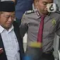 Bupati Sidoarjo Saiful Ilah (tengah) tiba di gedung KPK untuk menjalani pemeriksaan, Jakarta, Rabu (8/1/2020). Bupati Sidoarjo Saiful Ilah beserta beberapa orang lainnya terjaring operasi tangkap tangan (OTT) KPK yang diduga terkait pengadaan barang dan jasa. (merdeka.com/Dwi Narwoko)