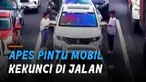 Nasib apes dialami oleh kedua orang ini ketika hendak bergantian menyetir mobil di jalan.