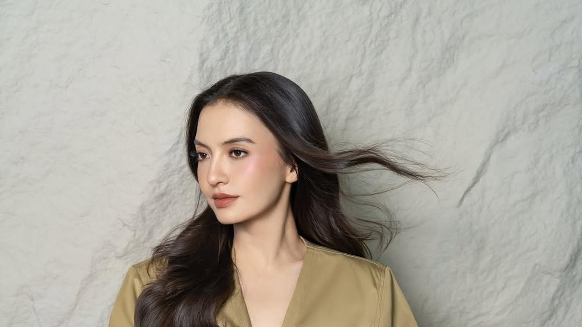 OOTD Ngantor ala Raline Shah Jadi PNS Stylish degngan Tas Bottega Veneta Seharga Rp78Jutaan