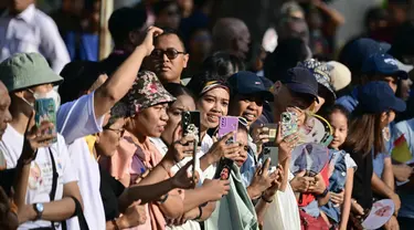 Masjid Istiqlal dipadati warga jelang kedatangan Paus Fransiskus. (Tiziana FABI / AFP)