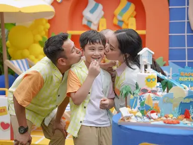 Rafathar Malik Ahmad anak dari Raffi Ahmad baru saja merayakan pesta ulang tahun yang ke-7. Meski berulang tahun di tanggal 15 Agustus, acara pesta baru digelar pada tanggal 20 Agustus.(Instagram/raffinagita1717)