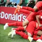 Pemain Inggris, Harry Kane ditindih oleh rekan setimnya usai mencetak gol ke gawang Tunisia dalam penyisihan Grup G Piala Dunia 2018 di Volgograd Arena, Volgograd, Rusia, Senin (18/6). (AP Photo/Thanassis Stavrakis)