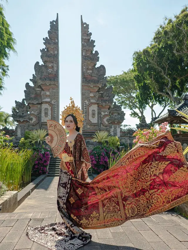 6 Potret Shandy Aulia dan Keluarga Pakai Songket Bali, Makin Memesona
