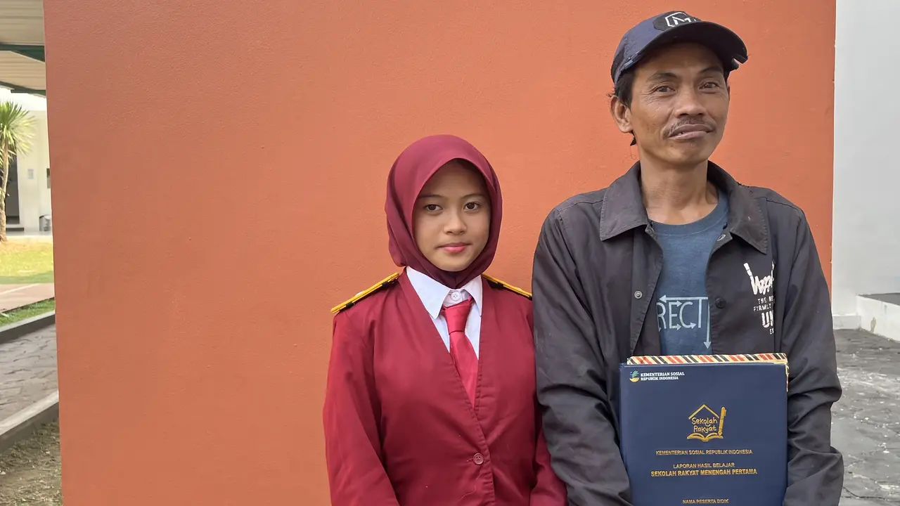 Muhammad Sofi (pengamen jalanan) bersama putrinya Fiska Sahwa yang bersekolah di Sekolah Rakyat Menengah Pertama (SRMP) 06 Jakarta Timur (Liputan6.com/Muhammad Radityo Priyasmoro)