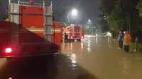 Belum Bisa Dilintasi, Petugas Kuras Banjir di Jalan Mayjen Sutoyo Cawang