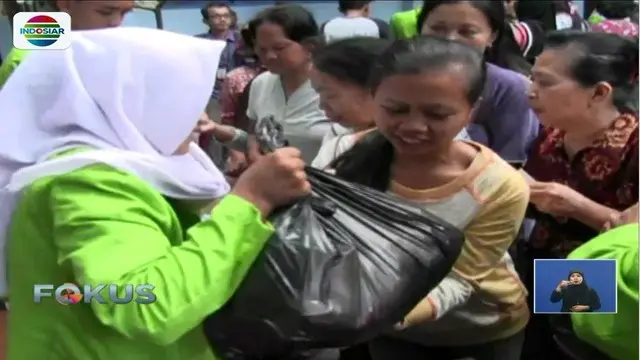 Warga Solo, Jawa Tengah, berebut paket sembako murah yang digelar Kementrian Perdagangan.