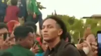 Video aksi pelemparan payung Jefri Nichol saat demo mahasiswa tolak UU Cipta Kerja di DPR, Kamis (6/4/2023), viral di media sosial. (Liputan6.com/ Dok Ist)