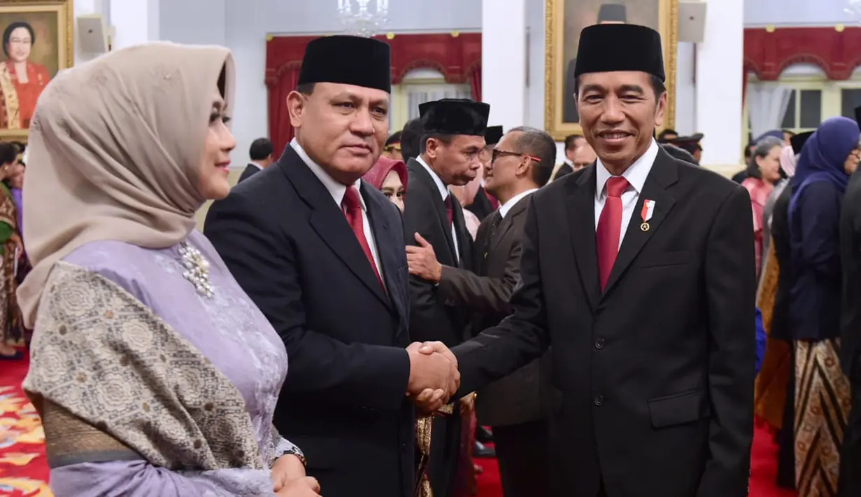 Presiden Joko Widodo (kanan) menyalami Firli Bahuri usai pelantikan pimpinan KPK di Istana Negara, Jakarta, Jumat (20/12/2019). Firli Bahuri ditetapkan sebagai Ketua KPK, Alexander Marwata, Lili Pintauli Siregar, Nurul Ghufron, dan Nawawi Pomolango sebagai wakil Ketua. (Foto: Biro Pers Setpres)