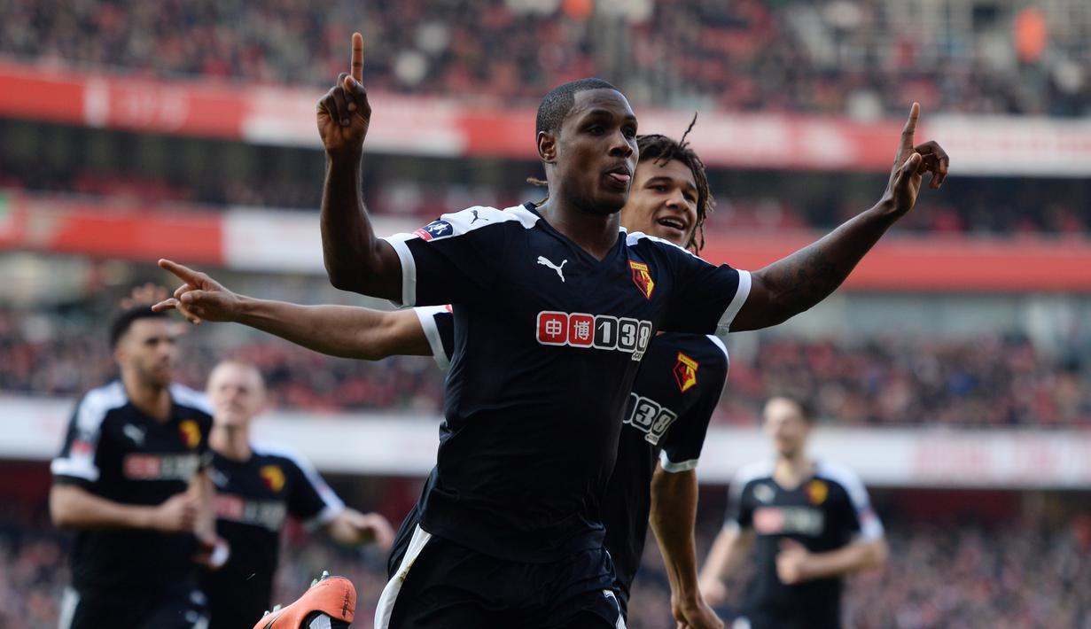 Pemain Watford, Odion Ighalo, merayakan gol yang dicetaknya ke gawang Arsenal pada putaran keenam Piala FA di Stadion Emirates, London, Minggu (13/3/2016). (Action Images via Reuters/Tony O'Brien)